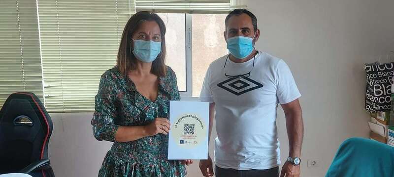 La concejala de Desarrollo Local, Lidia Mejías, con el presidente de la Cooperativa de Taxistas de Telde, Lorenzo Rodríguez/TA.